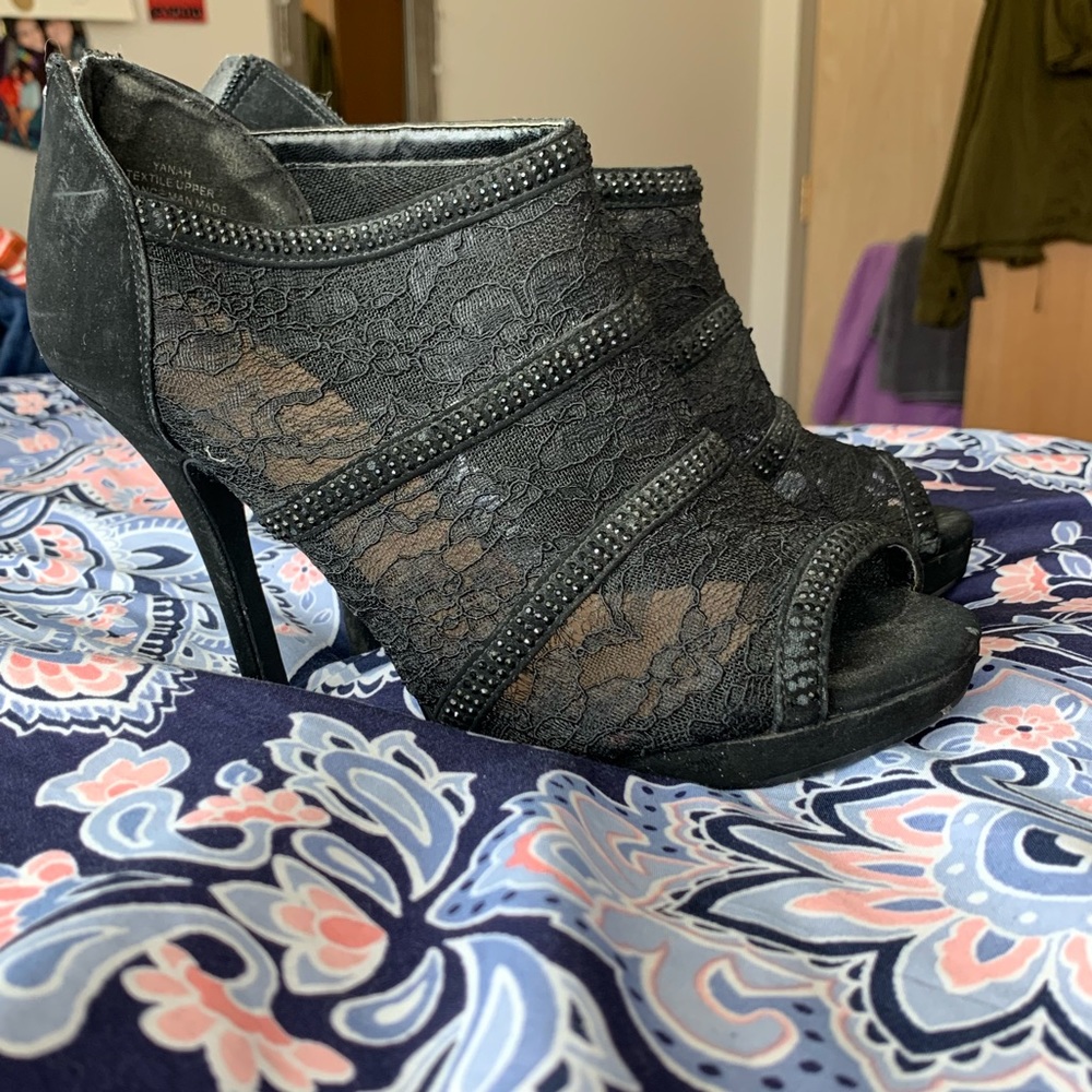 Cute black heels!